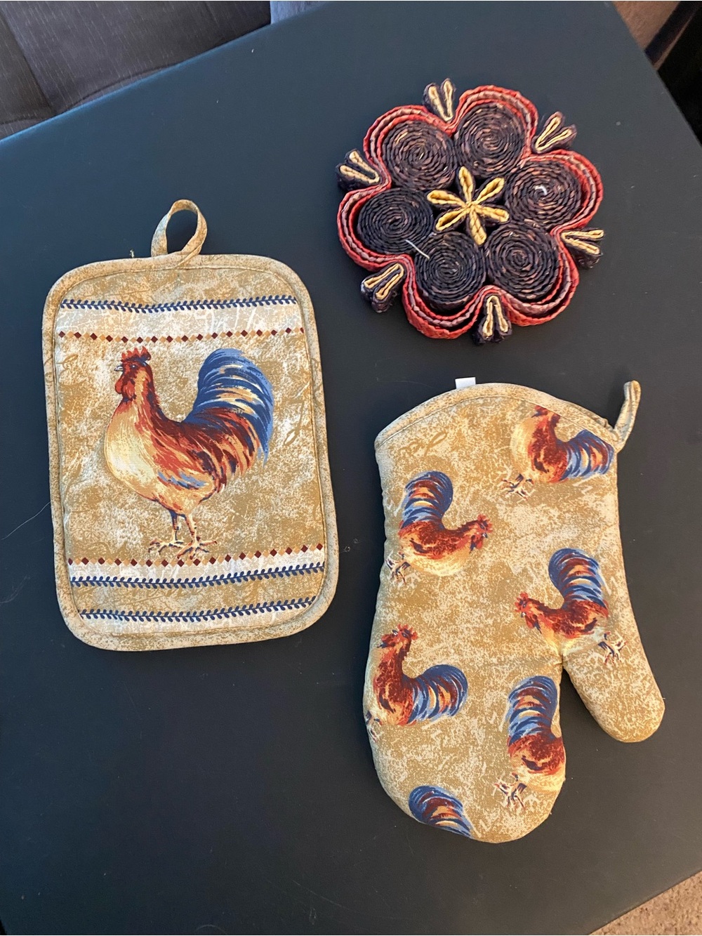 New Rooster Kitchen Oven Mitt & Pot Holder Set And Vintage Woven Trivet